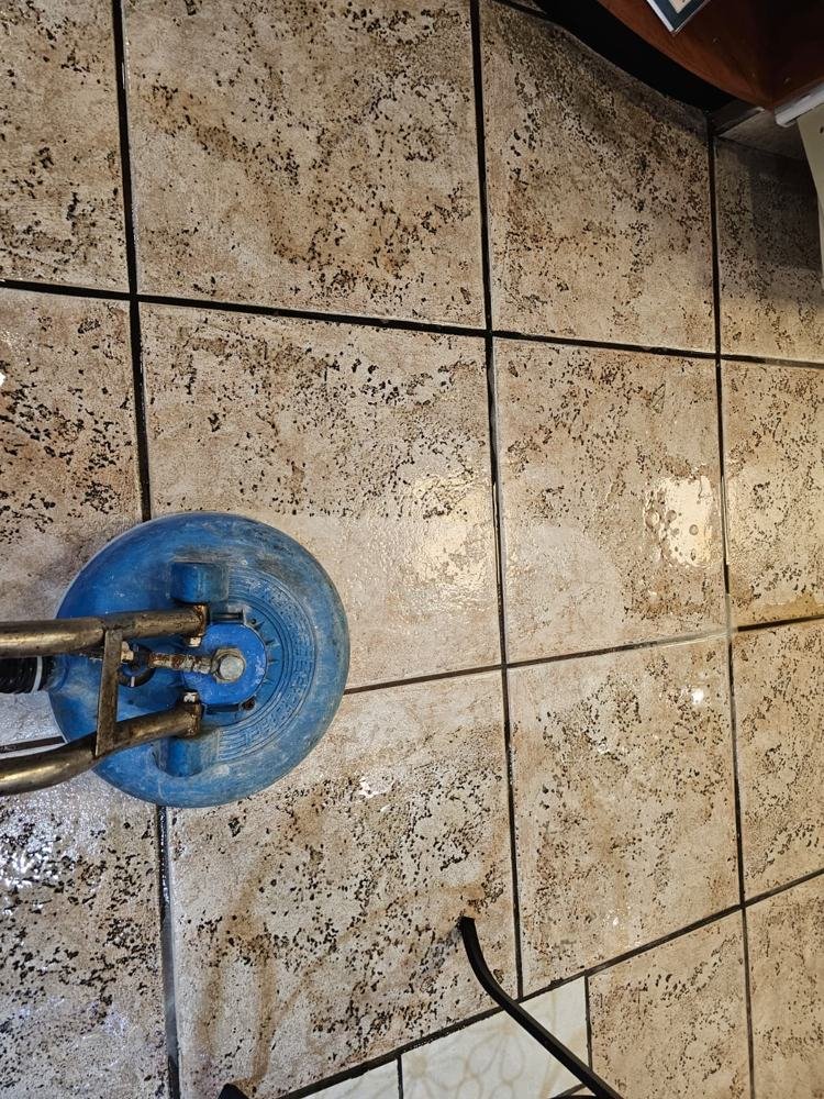 Rotary machine cleaning stone-look tile and grout